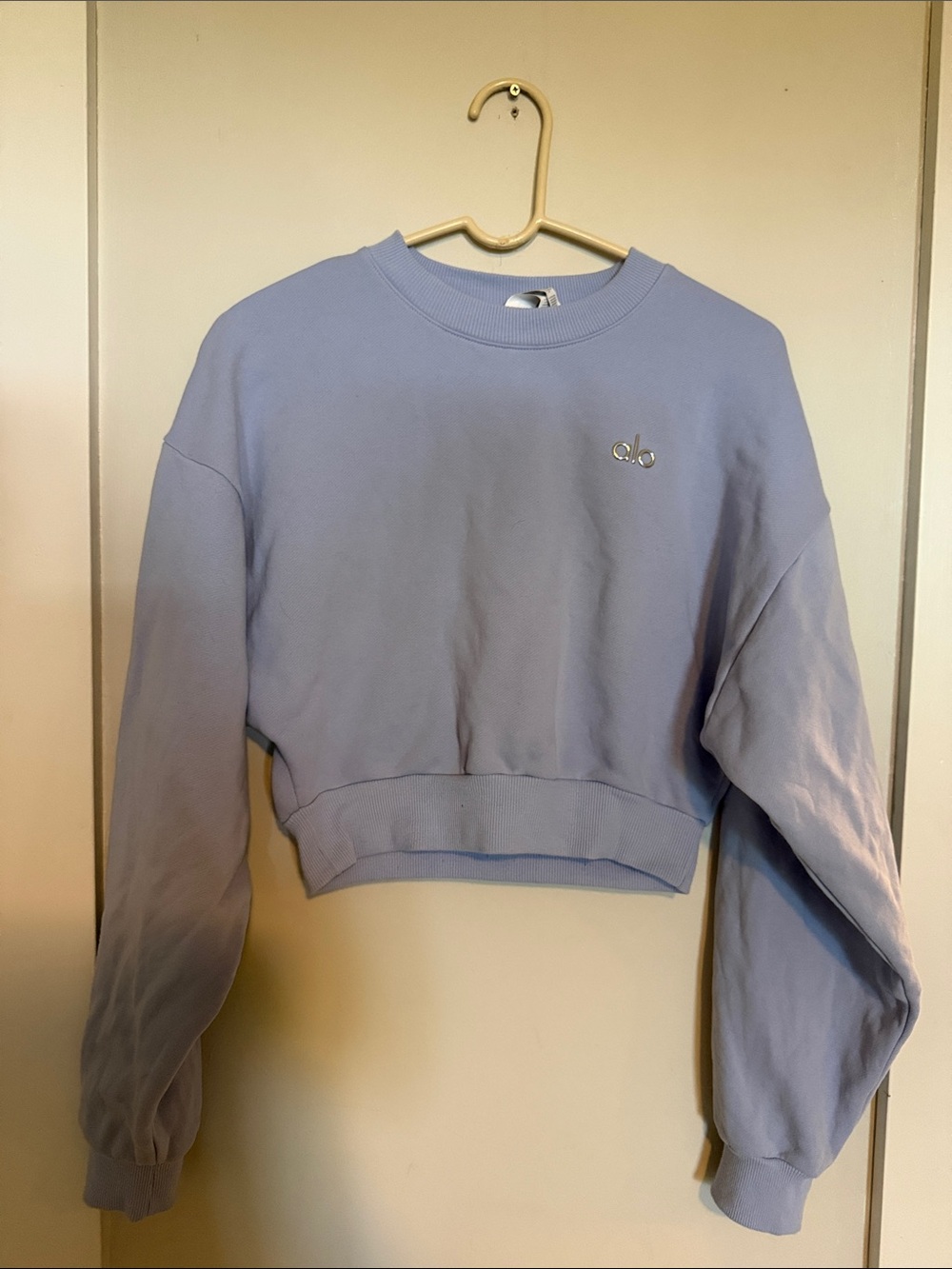 ALO Yoga Cropped Crewneck Sweatshirt in Light Lavender